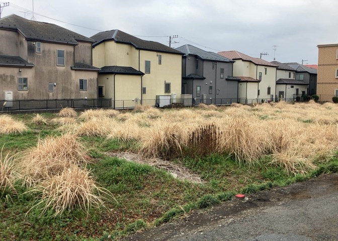 土地購入を検討されている場合、境界杭がない状態で購入してしまうと境界確定測量をする必要があり、費用がかかります。購入の前に、売主、隣土地所有者立ち合いのもと境界を確定し境界杭を設置するのがベストです。