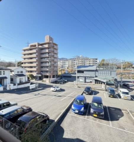 バルコニーからは開放感あふれる街並みと広い空を望むことができ晴れた日には遠くの山並みまで見渡せる気持ちの良い眺望が広がります。前面は駐車場や低層建物が中心で視界が抜けており圧迫感を感じない点も魅力です