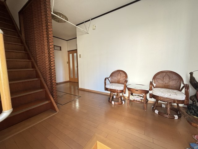 木目調フローリングが温かみを演出する玄関前ホール。椅子や小テーブルを置けば待合スペースとしても活用でき事務所利用時にも便利です。階段や各室への動線が分かりやすく移動もスムーズ。空間にゆとりがあります。