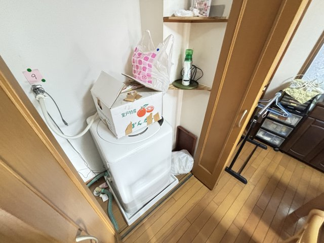 室内に設けられた洗濯機スペースで、天候を気にせず快適に家事が行えます。給排水設備も整っており、そのまま使用可能。周囲の棚を活用すれば洗剤やストック品も整理でき、家事動線を妨げない使いやすい配置です。　