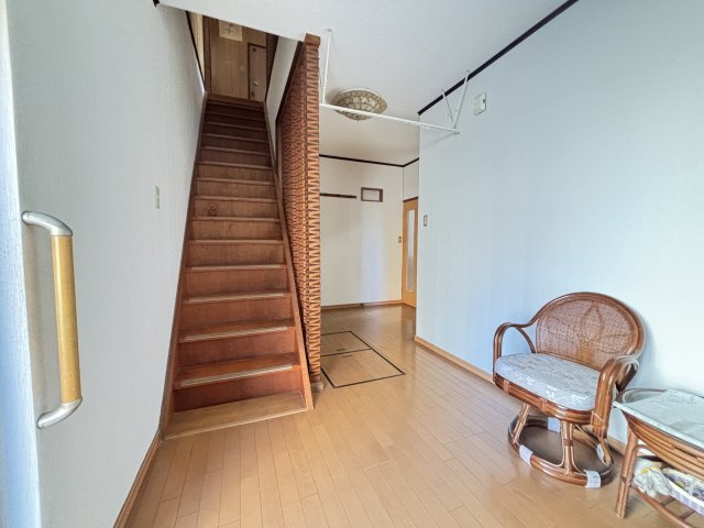 明るい色合いのフローリングが広がる廊下空間。階段へとつながる動線がすっきりしており、各室への移動もスムーズです。ゆとりある幅で圧迫感が少なく、開放的な印象を与えます。