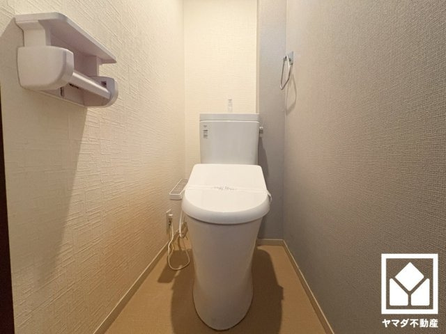 明るく清潔感溢れるトイレです。温水洗浄便座付きで、季節を問わずいつでも温かい便座をお使いいただけます。