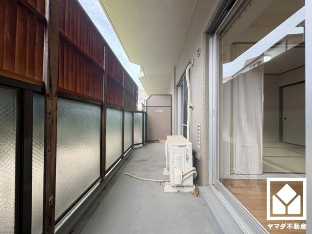 西向きバルコニーで風通し良好。奥行きがあり広々としているため、お洗濯物をたっぷりと干す事ができます。