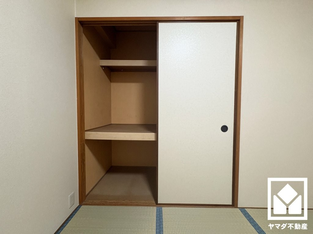 大きな押入れなので整理整頓しやすいです。季節の衣類や寝具もすっきり片付きます。お客様用の座布団なども収納可能です。