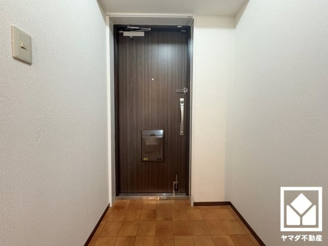 白を基調とした明るい玄関で、毎日を爽やかにスタート。清潔感あふれる空間が、訪れる人々を温かく迎えます。