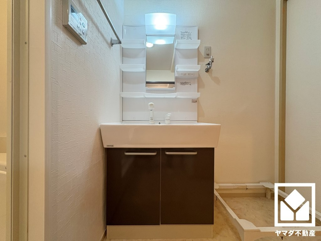 収納付きでスッキリお使い頂ける洗面台です。洗面ボウルが広めなので、忙しい朝でも身支度がしやすく時短になります。