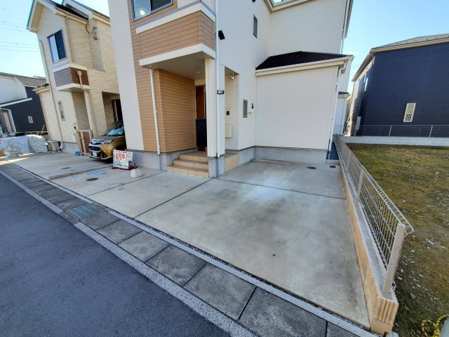 車をお持ちの方に嬉しい駐車場付きの物件です