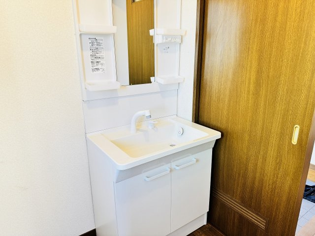 ～新規交換済、シャワー付きの独立洗面台～