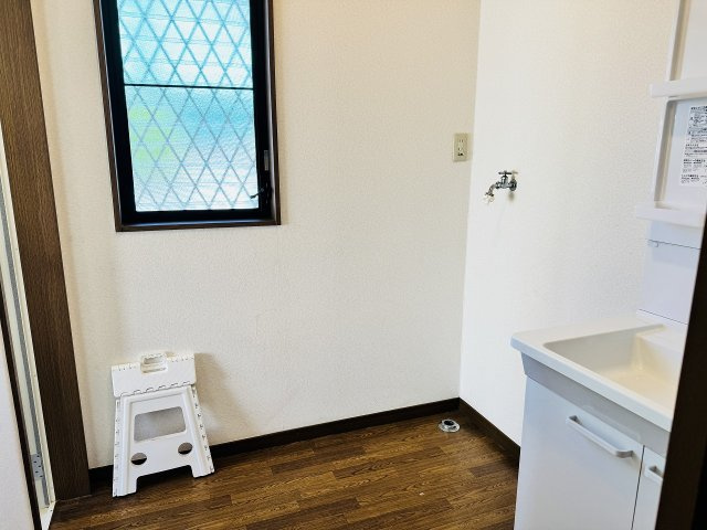 ～窓付きで明るい洗面所　換気もしやすいです～