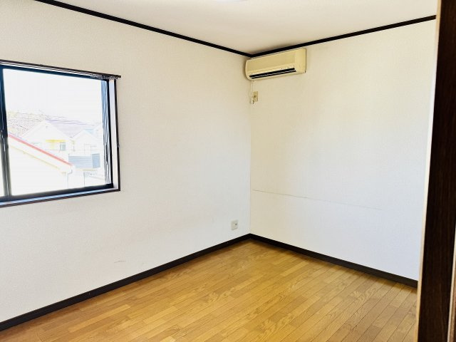 ～2階北側6.0帖の洋室　2面採光で明るく風通しの良いお部屋です～