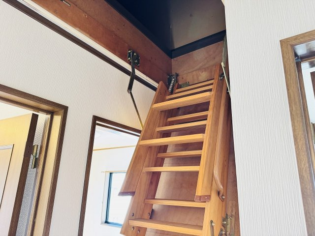 ～屋根裏収納付き　シーズンオフのグッズを収納するのに便利です～
