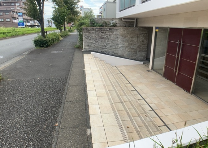 玄関ポーチにおいて最も重視すべきと言っても良いのが広さです。適切な広さの玄関ポーチでないと外見的なバランスは崩れてしまいますし、何より使いにくくなってしまいますので、現地で実際に下見をしてみましょう！