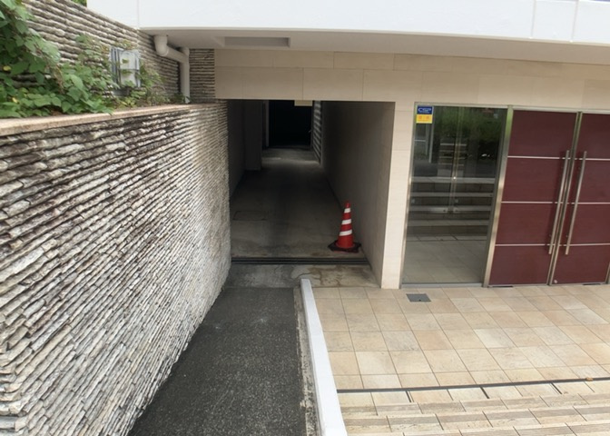 床下換気口は、床下に湿気がこもることを防ぎ、効果的に換気を行うために設置されています。床下換気口が設置されていない建物は、基礎パッキング工法などにより換気を行なっています。詳細は現地でご確認ください。