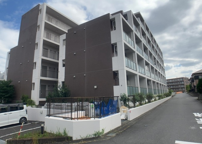 隣家の土地はどうなっているのか、生活利便施設が近くにあるのか、学校まで近いかなど、お客様のライフスタイルにあわせたイメージが重要です。また、近くにあると困る施設が近くにないかも確認するといいでしょう。