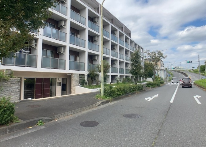 南側道路の場合は長い時間光を入れ込むことができるため、庭やリビングを道路側に持ってくることが多く土地価格も高い傾向にあります。一方北側道路だとリビングや庭が南側になりプライバシーを守ることができます。