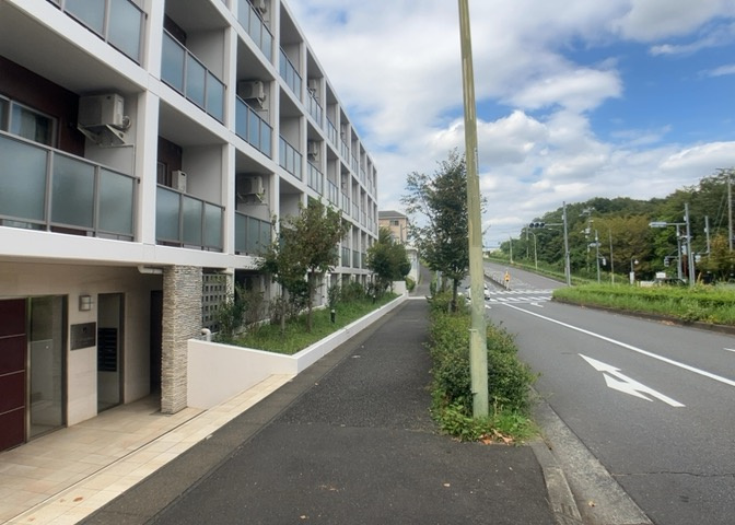 東側道路の場合は居室を南向きに設計しやすいため、朝日が入りやすいというメリットがあります。一方、西側道路も東側同様に居室を南向きに設計しやすいのですが、住宅地だと朝日が入りにくいという弱点があります。