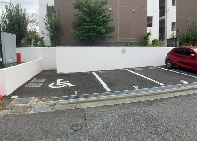 車一台あたりに必要なスペースは、標準サイズの普通自動車で横幅2m50cm、長さ5mは必要になります。ただし、乗降のことも考慮して横幅3m30cm、長さ5m50cmほどは確保できるところを選びましょう。