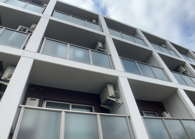 バルコニーは、建物内から室外へ楽に出入りできる便利なスペースです。また、バルコニーには手すりを付けることが義務付けられており、手すりの高さは110cm以上で施工することが建築基準法で定められています。