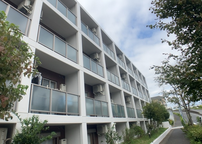 両面バルコニーは、バルコニーそのものの機能というよりかは設置の仕方による名称です。複数のバルコニーを東西や南東などの相対する場所に設置することで、通風や採光が確保しやすくなるというメリットがあります。