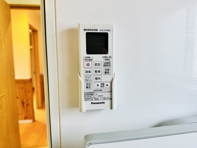 ～3面鏡付きの独立洗面台　細々している物をスッキリ収納出来ます～