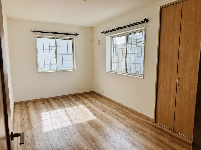 ～2階7.5帖の洋室　2面採光で明るく風通しの良いお部屋です～