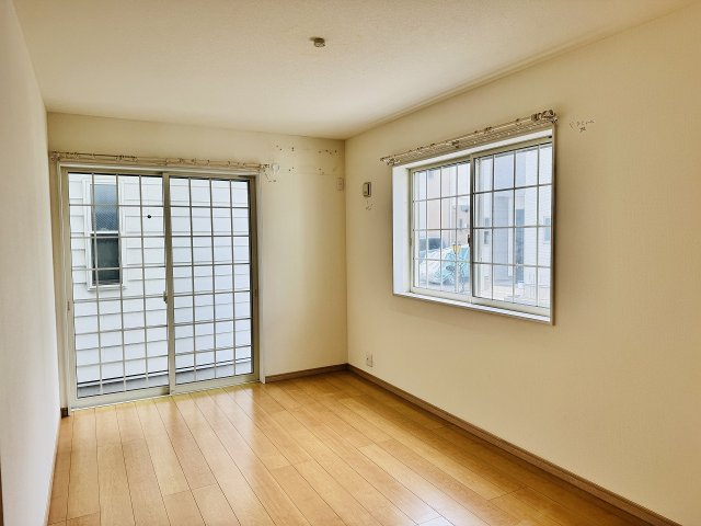 ～1階7.5帖の洋室　ベッドなど大型家具のレイアウトもしやすい広さです～