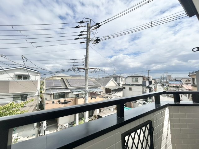 3階バルコニーからの眺望　周囲は落ち着いた住宅街が広がり、プライバシーも保たれやすい開放的な空間♪