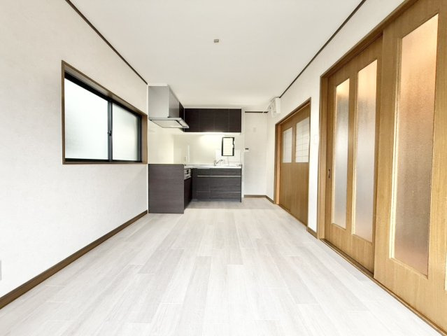 フローリング美装&amp;クロス張替で快適に過ごせます。リビングにいる家族と会話しやすい開放的なキッチン。
