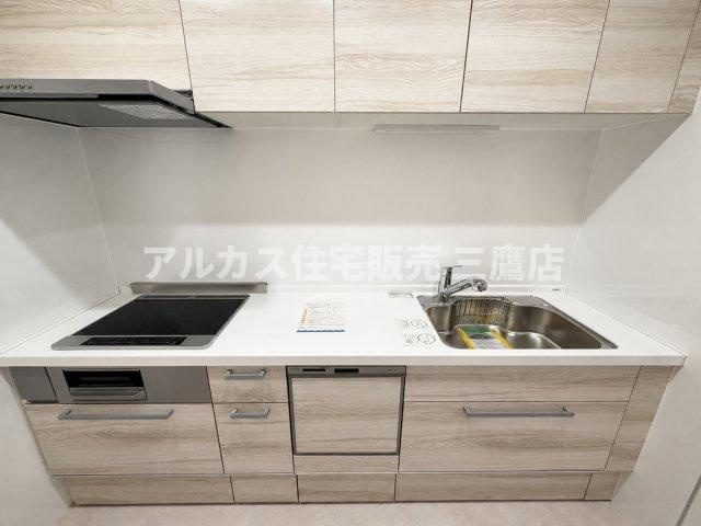 清潔感あふれる空間に馴染むスタイリッシュなシステムキッチン。使い勝手とデザイン性を兼ね備えています。