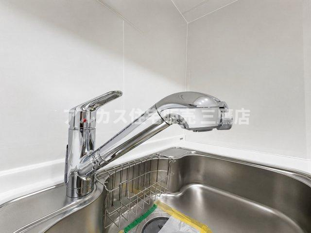 浄水器一体型のシステム水栓。ノズルが伸びるヘッド引き出しタイプでシンクのお手入れもスムーズです。