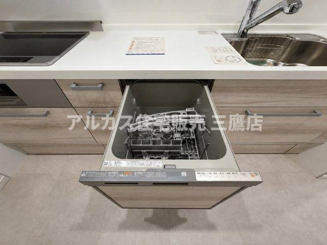 家事の負担を軽減するビルトイン食器洗い乾燥機。食後の後片付けもラクラクです。