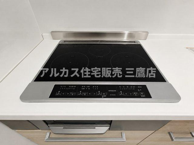 お手入れがしやすくデザイン性にも優れたIHクッキングヒーター。火を使わないため安心感があります。
