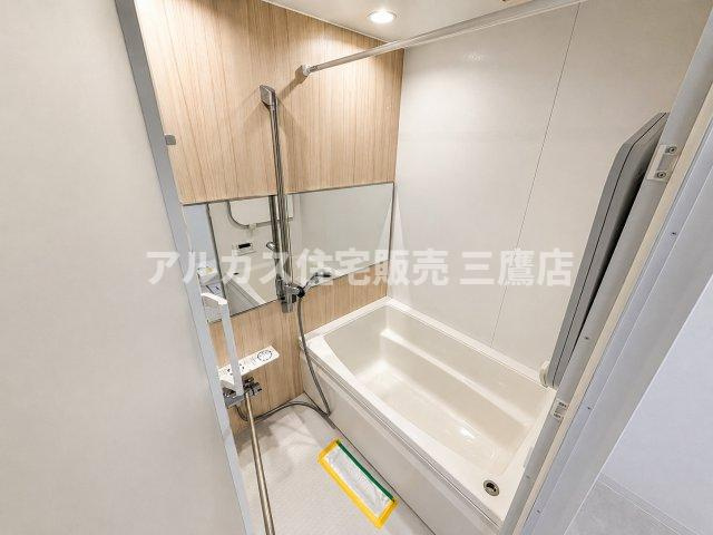 木目調パネルが癒やしの空間を演出する浴室。ゆったりとした浴槽で日々の疲れをリフレッシュできます。