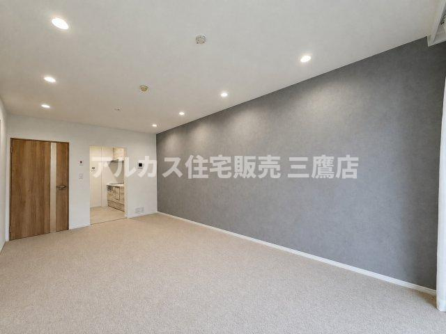 グレーのアクセントウォールが洗練された印象を与えるLDK。開放的な住空間が広がります。