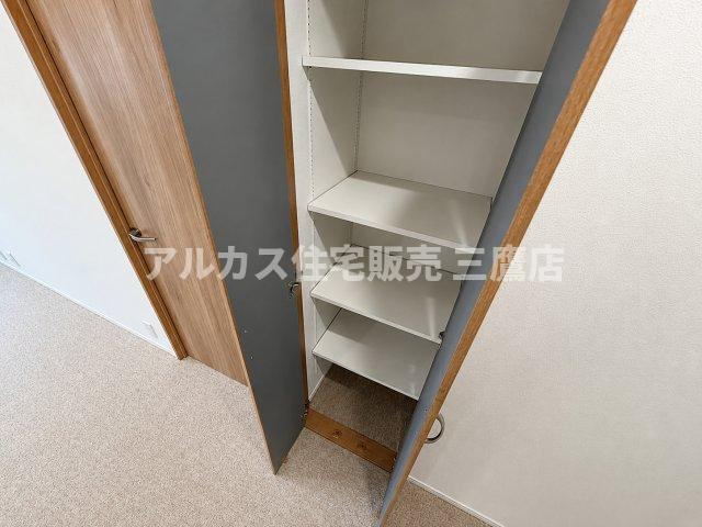 空間を無駄なく活用できる収納スペース。日用品や小物の整理整頓に重宝します。