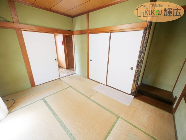 1階和室は二面採光になっております。南向きの和室ですので陽当たり良好です。