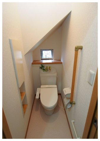 1Fトイレです。ニッチ収納もついており使いやすそうです。
