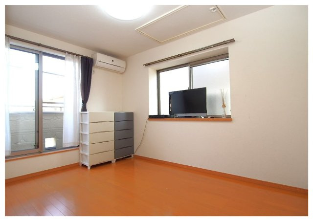 2F洋室です。南東向きにバルコニー、2面に窓があり明るく風通しも良いです