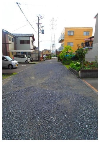 前面道路含む現地写真です。充分な広さがあります。