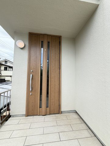 玄関アプローチにはひさしがあり、雨の日の出入り屋荷物の受け取りもスムーズです。
