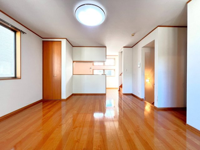 リビングは16帖ございます。　また、南東に開口部がある為日当たり良好です。