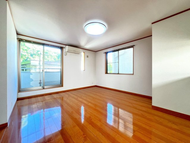 リビングは16帖ございます。　また、南東に開口部がある為日当たり良好です。