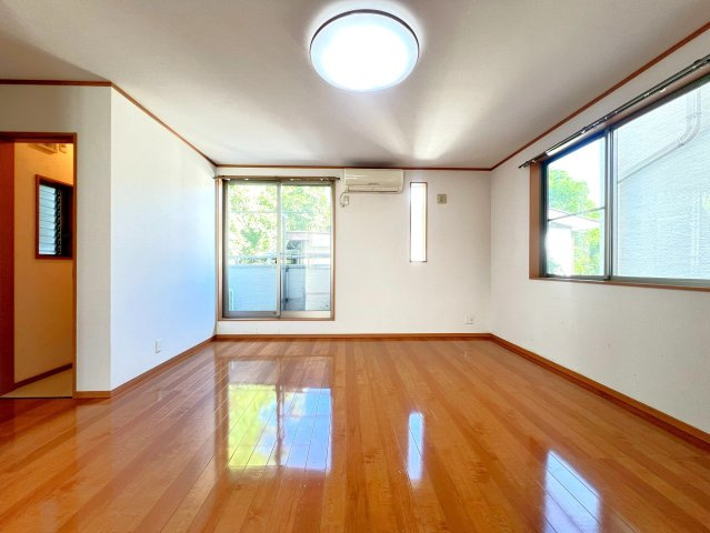 リビングは16帖ございます。　また、南東に開口部がある為日当たり良好です。