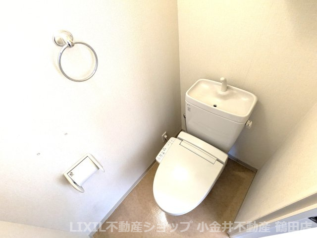 温水洗浄便座、吊戸棚が付いております