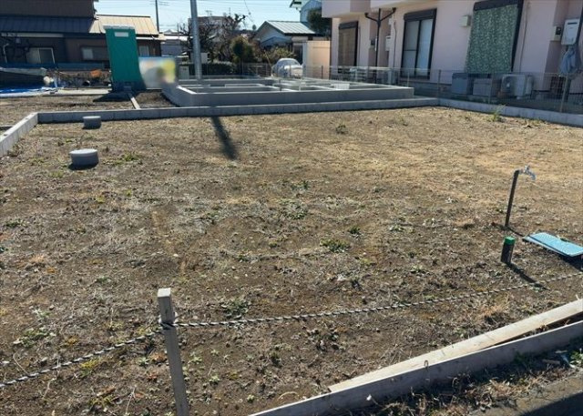 家を建てる場合、方位は要チェックです。現実的に日当たりのよい家ならばリビングは南側、建築基準法でも北側に当たる家への配慮は求められています。土地を見学に行く際は、方位磁針を持って行くようにしましょう。