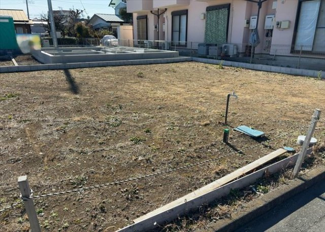 土地の前の道路に消火栓が設置されていることがあります。この場合、道路交通法第45条第1項により、駐車禁止の場所が指定されています。そのため、車庫などの駐車スペースをつくることができない場合があります。