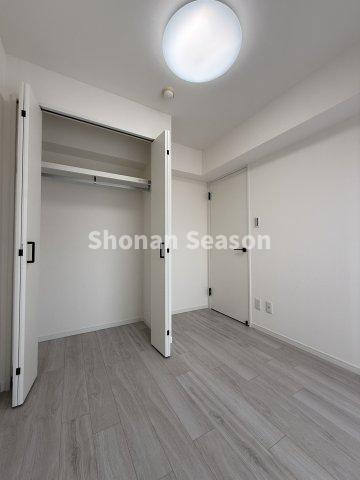 暮らしのものをすっきり収められる便利な収納空間！洋室に各収納付き◎　居住スペースをきれいに保つのも役立ちます。