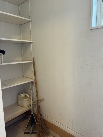 玄関横には、シュークローク（靴を履いたまま出入りできる土間続きの収納スペース）があります。