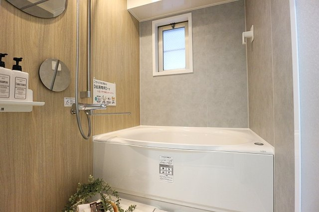 気密性と断熱性に優れ、外気の影響を受けにくく、浴室内の温度を一定に保ちやすいです。特に冬場は、暖房効率が高まり、快適なバスタイムを過ごせます。