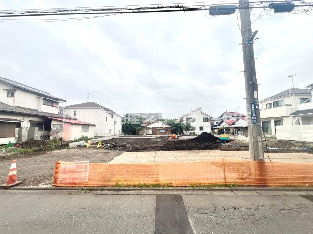 前面道路は閑静な住宅地をはしる車通りの少ない道路。お車の出し入れが苦手なママや小さなお子様にも安心。